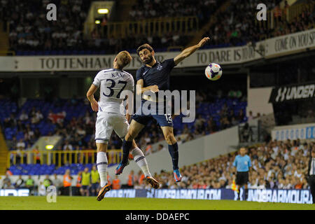 Londra, Regno Unito. Il 29 agosto, 2013. Tottenham Harry Kane e Dinamo Tbilisi David Khurtsilava competere per la palla durante la UEFA Europa League Qualification Round match tra Tottenham Hotspur da Inghilterra e Dynamo città di Tiblisi ha suonato presso la Stadio White Hart Lane, il 29 agosto 2013 a Londra, Inghilterra. Credito: Mitchell Gunn/ESPA/Alamy Live News Foto Stock