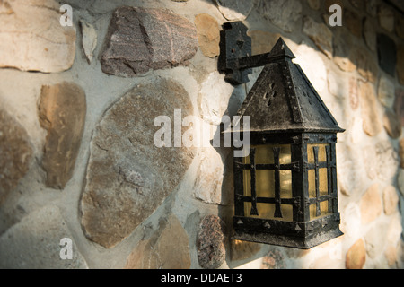 Lanterna appesa sul lato di un edificio in pietra Foto Stock