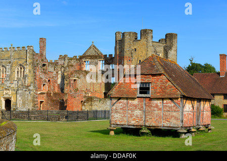 I resti della casa Cowdray, Midhurst, West Sussex, Regno Unito Foto Stock