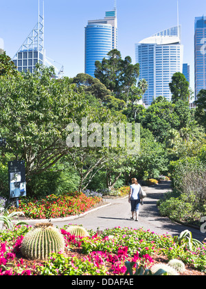 Dh Royal Botanic Gardens Sydney Australia Donna Park Central Business District skyline della città giardino edifici persone Foto Stock