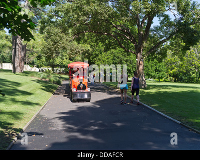 dh Royal Botanic Gardens SYDNEY AUSTRALIA treno miniatura coppia ragazze cammino parco percorso persone giardino Foto Stock