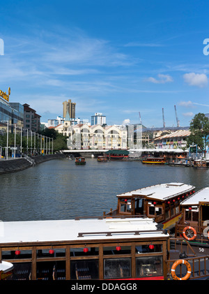 dh Singapore River CLARKE QUAY SINGAPORE Bumboat crociera Tours Singapore Water taxi barche barca taxi taxi Foto Stock