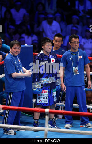 (L a R) Hideyuki Ohashi, Naoya Inoue, Shingo Inoue, Agosto 25, 2013 - Pugilato : Naoya Inoue urta contro Ryoichi Taguchi durante le svolte di un match di pugilato 50kg Peso divisione a Sky Arena Zama, a Kanagawa, Giappone. (Foto di Giu Tsukida/AFLO SPORT) Foto Stock