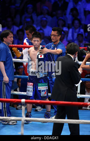 (L a R) Hideyuki Ohashi, Naoya Inoue, Shingo Inoue, Agosto 25, 2013 - Pugilato : Naoya Inoue urta contro Ryoichi Taguchi durante le svolte di un match di pugilato 50kg Peso divisione a Sky Arena Zama, a Kanagawa, Giappone. (Foto di Giu Tsukida/AFLO SPORT) Foto Stock