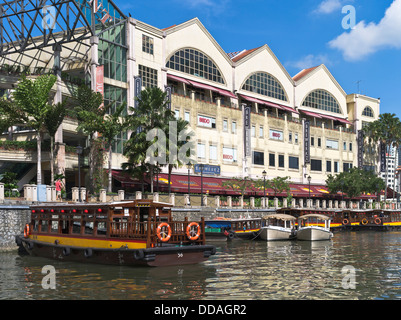 Dh Riverside punto CLARKE QUAY Singapore sulla Bumboat tours crociera Singapore acqua barche taxi Fiume Singapore Foto Stock