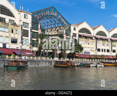 Dh Riverside punto CLARKE QUAY Singapore sulla Bumboat tours crociera Singapore acqua barche taxi Fiume Singapore Foto Stock