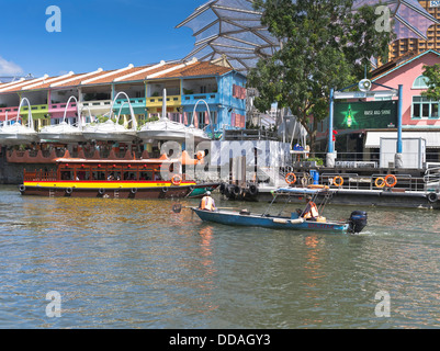Dh del Fiume Singapore CLARKE QUAY Singapore sulla Bumboat tours crociera Singapore acqua taxi boats jetty pier barca Foto Stock