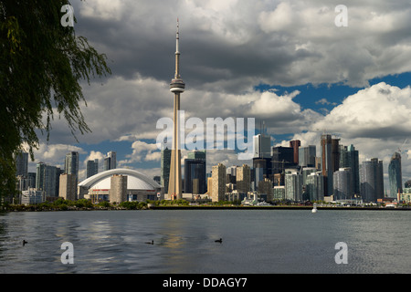 Downtown Toronto cityscape skyline con la CN Tower e Skydome Rogers Centre Lago Ontario dall'Aeroporto dell'isola Foto Stock