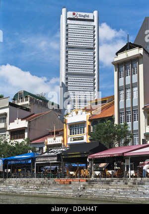 Dh Singapore River Boat Quay SINGAPORE nuovi e vecchi edifici waterfront ristoranti Foto Stock