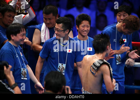 Kanagawa, Giappone. 25 Ago, 2013. (L a R) Hideyuki Ohashi, Shingo Inoue, Naoya Inoue Boxe : Naoya Inoue urta contro Ryoichi Taguchi durante le svolte di un match di pugilato 50kg Peso divisione a Sky Arena Zama, di Kanagawa, Giappone . © Giu Tsukida AFLO/sport/Alamy Live News Foto Stock