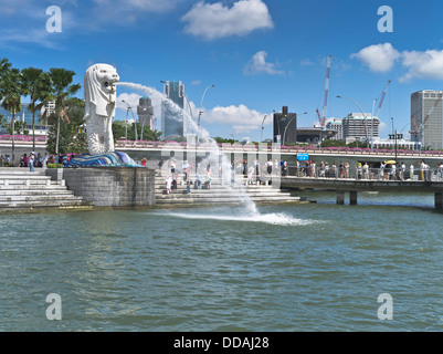 dh Marine Bay DOWNTOWN CORE SINGAPORE Merlion statua fontana Merlion Park lungomare marina Foto Stock