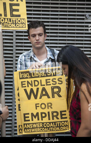 New York, New York, Stati Uniti d'America. Il 29 agosto, 2013. I manifestanti a Times Square a New York la protesta degli Stati Uniti possibile intervento militare per la guerra chimica in Siria come una disastrosa scelta che non può portare la pace nella regione. Credito: David Grossman/Alamy Live News Foto Stock