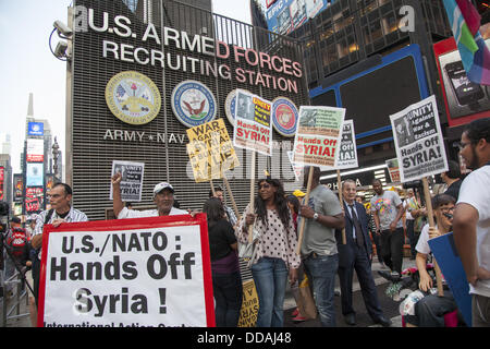 New York, New York, Stati Uniti d'America. Il 29 agosto, 2013. I manifestanti a Times Square a New York la protesta degli Stati Uniti possibile intervento militare per la guerra chimica in Siria come una disastrosa scelta che non può portare la pace nella regione. Credito: David Grossman/Alamy Live News Foto Stock