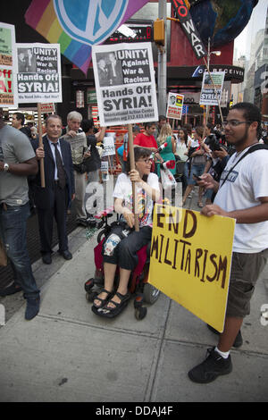 New York, New York, Stati Uniti d'America. Il 29 agosto, 2013. I manifestanti a Times Square a New York la protesta degli Stati Uniti possibile intervento militare per la guerra chimica in Siria come una disastrosa scelta che non può portare la pace nella regione. Credito: David Grossman/Alamy Live News Foto Stock