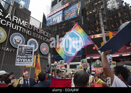 New York, New York, Stati Uniti d'America. Il 29 agosto, 2013. I manifestanti a Times Square a New York la protesta degli Stati Uniti possibile intervento militare per la guerra chimica in Siria come una disastrosa scelta che non può portare la pace nella regione. Credito: David Grossman/Alamy Live News Foto Stock