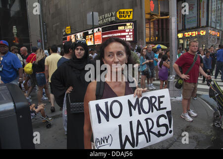 New York, New York, Stati Uniti d'America. Il 29 agosto, 2013. I manifestanti a Times Square a New York la protesta degli Stati Uniti possibile intervento militare per la guerra chimica in Siria come una disastrosa scelta che non può portare la pace nella regione. Credito: David Grossman/Alamy Live News Foto Stock