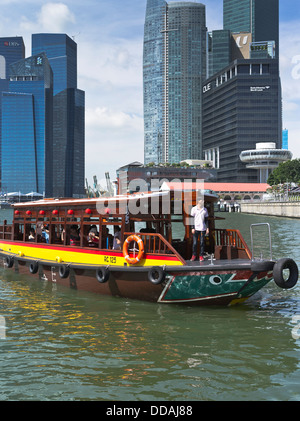 dh Marine Bay CENTRO DI SINGAPORE BUMBOAT crociera Tours Singapore Water taxi barche grattacieli fiume barca Foto Stock