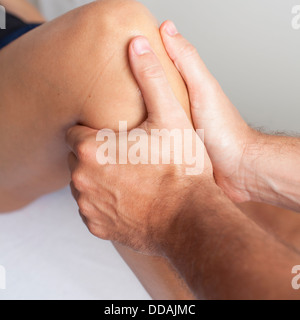 Massaggi al ginocchio Foto Stock