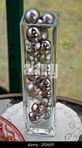 Si tratta di una vacanza decor che è insolito, grazioso e semplice. Si tratta di argento ornamenti a sfera, sia lucide e opache, in una piazza molto alti c Foto Stock