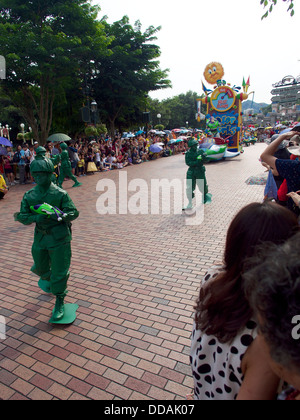 La parata di acqua a Disneyland Hong Kong. I personaggi Disney viaggiare lungo la strada principale di intrattenimento per bambini e adulti Foto Stock