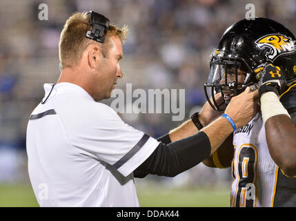 East Hartford, CT, Stati Uniti d'America. Il 29 agosto, 2013. Giovedì 29 Agosto, 2013: Towson head coach Rob Ambrogio parla di Towson Tigers running back Terrance Ovest (28) tardi nella seconda metà del NCAA Football gioco tra Towson e Connecticut in campo Rentschler in East Hartford, CT. Towson sconvolto Connecticut 33-18. Bill Shettle / Cal Sport Media Credito: csm/Alamy Live News Foto Stock