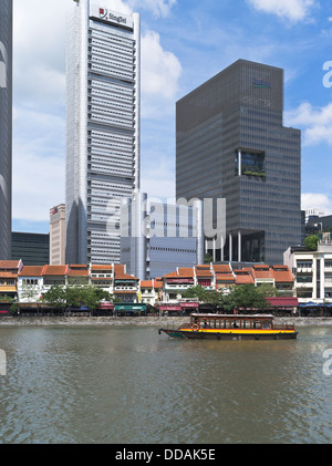 Dh Singapore River Boat Quay Singapore sulla Bumboat tours crociera Singapore acqua taxi boats grattacieli blocchi a torre Foto Stock