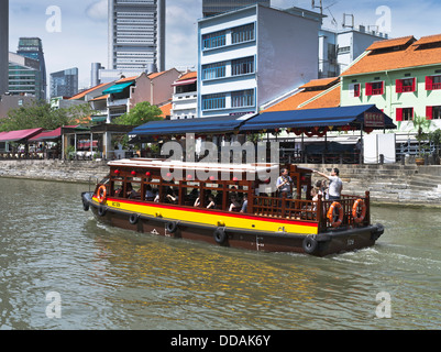 Dh Singapore River Boat Quay Singapore Tourist sulla Bumboat tours crociera Singapore acqua taxi boats waterfront turismo Foto Stock