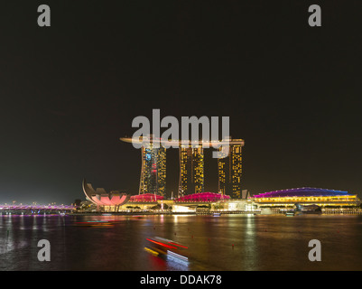 Dh Marina Bay sands hotel MARINA BAY Singapore di notte le luci Foto Stock