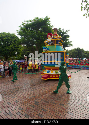 La parata di acqua a Disneyland Hong Kong. I personaggi Disney viaggiare lungo la strada principale di spruzzatura di acqua e balli Foto Stock