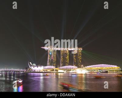 Dh laser show laser MARINA BAY SINGAPORE Marina Bay sands di notte le luci della sera visualizzare i fasci di luce Foto Stock