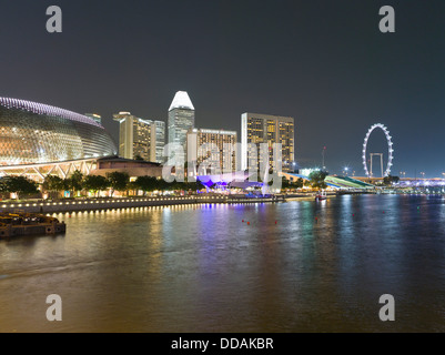 dh Esplanade Theatres of the Bay MARINA BAY SINGAPORE luci notturne sul tramonto del teatro Foto Stock