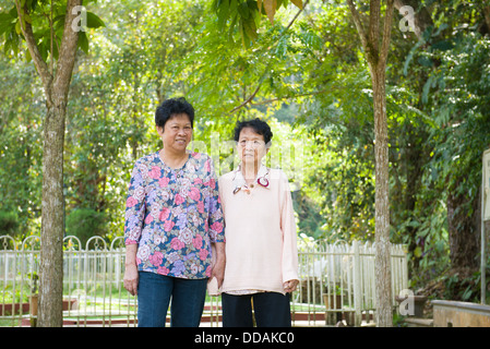 Asian senior femmine passeggiate nel parco Foto Stock