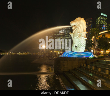 Dh Merlion Park MARINA BAY SINGAPORE statua Merlion notte luci di tempo Foto Stock