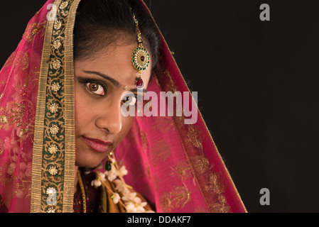 Sud giovane donna indiana nel tradizionale sari abito Foto Stock