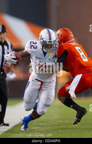 Bowling Green, Ohio, Stati Uniti d'America. Il 29 agosto, 2013. Tulsa Golden uragano running back Trey Watt #22 capi fino il campo dopo aver effettuato una cattura come Bowling Green falchi defensive back Cameron Truss #8 che lo spinge fuori dai limiti durante il NCAA Football gioco tra il Tulsa Golden uragano e il Bowling Green falchi al Doyt Perry Stadium. Bowling Green ha vinto 34-7. Credito: csm/Alamy Live News Foto Stock