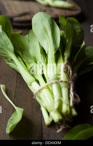 Mazzetto di cavolo cinese sul tavolo, chiudere il cibo Foto Stock