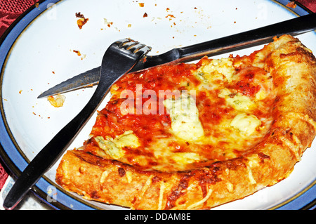 Parte mangiato Margarita la pizza con coltello e forchetta. Foto Stock