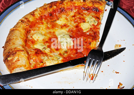 Parte mangiato Margarita la pizza con coltello e forchetta. Foto Stock