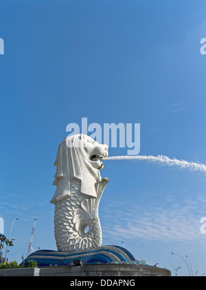 Dh Merlion Park MARINA BAY SINGAPORE statua Merlion fontana Foto Stock