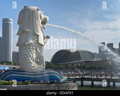 Dh Merlion Park MARINA BAY SINGAPORE turisti visualizzazione statua Merlion fontana Foto Stock