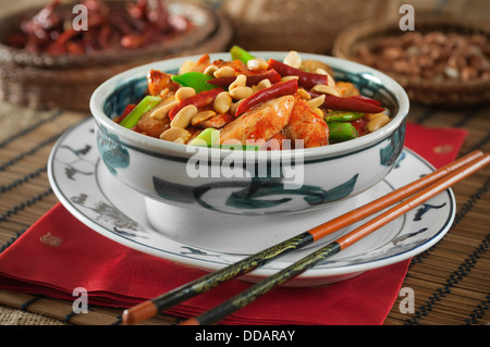 Kung Pao pollo con arachidi e peperoncino piccante cucina cinese Foto Stock