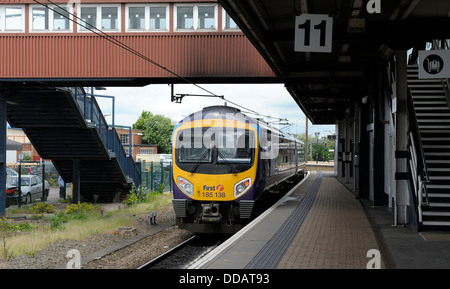 Un primo treno di treni il servizio lascia York con un servizio a Middlesbrough Regno Unito Inghilterra Foto Stock