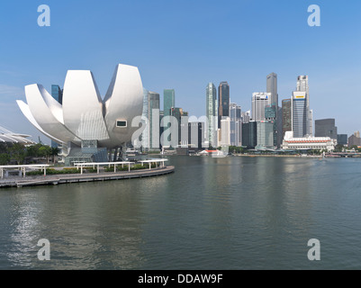 Dh l arte del Museo della SCIENZA MARINA BAY SINGAPORE città grattacielo skyline architettura porto diurno Foto Stock