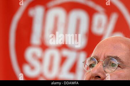 Leipzig, Germania. 28 Agosto, 2013. Presidente del gruppo parlamentare del partito tedesco Die Linke (sinistra), Gregor Gysi, parla di fronte a un poster a leggere 'il cento per cento sociale" a una campagna elettorale evento in Leipzig, Germania, 28 agosto 2013. Foto: Hendrik Schmidt/dpa/Alamy Live News Foto Stock