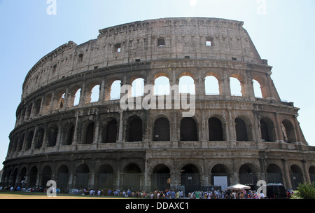Antico Anfiteatro flaviano chiamato Colosseo il simbolo dell'Italia in Roma 2 Foto Stock