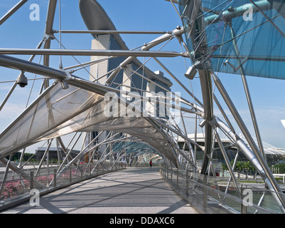 Dh Double Helix bridge MARINA BAY SINGAPORE persona passeggiate marine Bay Sands Hotel moderno passerella Foto Stock