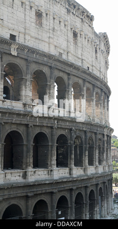 Antico Anfiteatro flaviano chiamato Colosseo il simbolo dell'Italia in Roma 3 Foto Stock