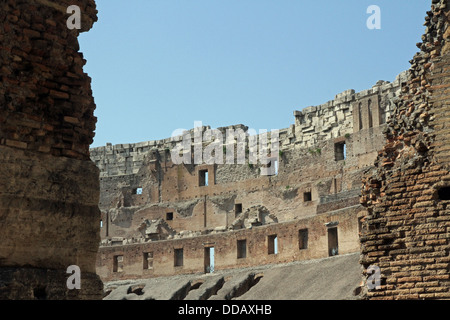 Suggestivo l'interno del Colosseo l'antico anfiteatro romano simbolo dell Italia a Roma Foto Stock