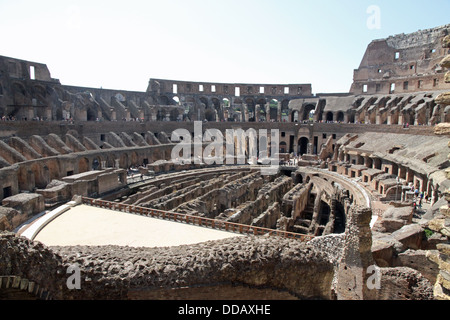 Spettacolare interno del Colosseo antico anfiteatro romano ove brave gladiatori combattuto 1 Foto Stock