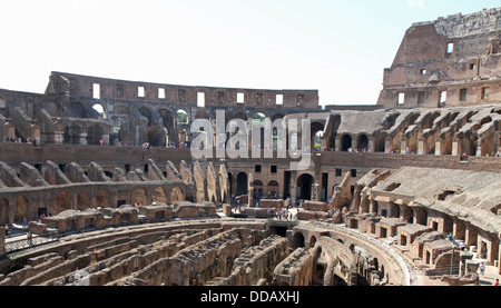 Spettacolare interno del Colosseo antico anfiteatro romano ove brave gladiatori combattuto 2 Foto Stock